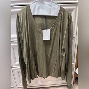 Leallo long sleeve v neck shirt NWT